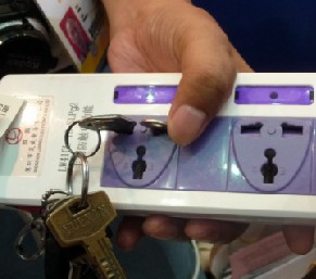 由于具有識別功能，插座只對標準插頭“來電”人體不受傷害