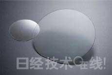 GaN晶圓。左為2英寸產品，右為4英寸產品