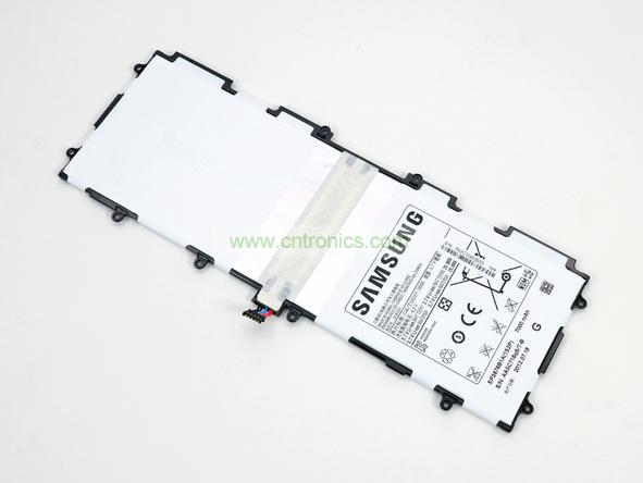 取出電池前要把周圍的帶狀電纜先拔出來，這個比較容易。Galaxy Note 10.1的電池容量為7000mAh,3.7V，預計續航時間8小時左右，重約136克，占據了整體重量的23%。不過為了減少機身厚度，電池做得很薄。