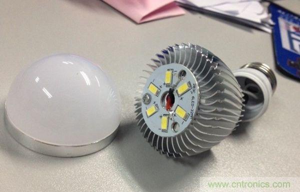 3瓦拆開，基板只有一顆螺絲，還沒擰緊