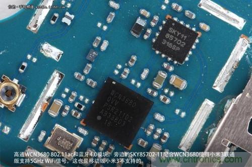 高通WCN3680 802.11ac和藍牙4.0模塊，旁邊的SKY85702-11配合其使用5GHz Wi-Fi頻段