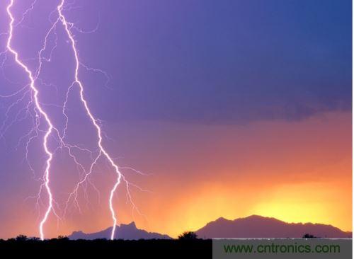 【導讀】處于空間變化的強電磁場中的物體，由于電磁感應，在其內部就會產生很高的感應電動勢，很容易造成意外?，F在家用電器的也采取了各種相應的防護措施，特別是雷電的防護，不要以為在家里的電器就不怕雷電哦，“家里”也不安全的，所以雷天下電器防雷常識還是不可少的。  家用電器的防護，除了避免人為損壞外，諸多不可抗力因素所帶來的損壞也要采取相應的防護措施，特別是雷電的防護。雷電流在50～100微秒的時間內，從０變化到幾萬安，再由幾萬安變化到０，在其周圍空間會產生瞬變的強電磁場。處于空間變化的強電磁場中的物體，由于電磁感應，在其內部就會產生很高的感應電動勢。以前，由于它的成災概率極小，沒有引起人們的注意，但隨著微電子技術的重大進展，超大規模集成電路誕生，它的能耗小、靈敏度極高等特點，使得其容易被損壞。          在建筑物內，大量布設著各種導體線路。當建筑物遭受雷擊或其周圍發生雷擊時，雷電流將在建筑物內部空間產生瞬態磁場脈沖，這種磁場脈沖干擾上述回路后，將在回路中感應出瞬態過電壓，危及這些回路相連的設備。雖然建筑物做好了防雷措施，但建筑物不可避免的會出現露洞。比如大面積的門窗可以讓電磁波入侵來去自由，輸電線路引雷入室等等。甚至有些電器還是露天使用的，因此應做好電器防雷。 6   電力系統因其裸露而置于高空，是最易遭受雷擊的。20世紀初，在電力系統應用到輸電線中上時創造了避雷線，即接閃器是一根或兩根架設在輸電線上方的接地鋼線，也就是前面所稱的“避雷線”。由于它簡單有效，所以在房屋建筑上也推廣了這種形式的接閃器，將它安裝在房屋上容易發生雷擊的地方，起到避雷的作用?，F在許供電線路采用地下電纜，對防雷有了很大的幫助。但高壓運輸還是必須架空明線，因此，必須使用避雷線。          人們通常用過壓保護器來保護電器。其防雷原理是：這種保護器有兩個端口，電器電源火線與零線分別各接保護器的一個端口，每個保護器另一端再接地，通過間隙擊穿達到對地放電的目的。在正常工作電壓下，避雷器間隙不會被擊穿，當過電壓沿導線傳過來危及被保護設備的過電壓時，避雷器間隙很快被擊穿，對地放電，使大量的電荷都泄入到大地，從而限制了被保護設備的輸入電壓，起到了保護設備的作用。過電壓過去以后，間隙能迅速恢復，使電器正常工作。一些高檔的電器自帶保護器，但是還有許多的電器沒有這一裝置。因此，應在入戶電線接上保護器。在雷暴天氣時，如果沒有特別的用電要求，最好將入戶總閘關閉。          微電子技術的發展，用電器大量使用集成電路。雷電發生時的電磁效應是集成電路的克星。而現在使用集成電路最多的莫過于計算機了，為了防止電磁感應對其的破壞，計算機的主機外殼一般由金屬制成。利用金屬的靜電屏蔽和對電磁波的趨膚效應，對防止感應雷有很好的效果。