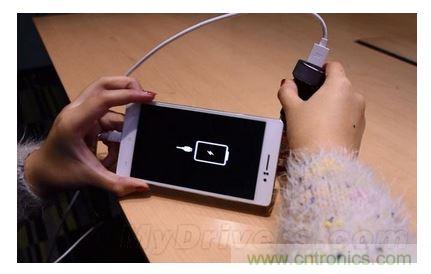 手機電池寒冷時為什么總充電？