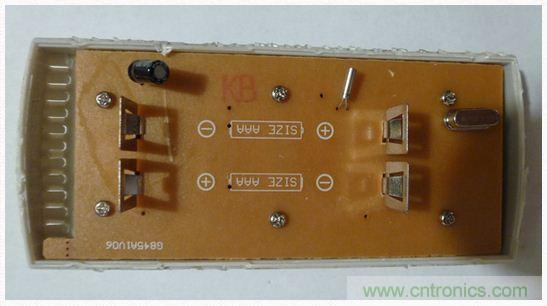 圖4：移開電池后的PCB同一面。