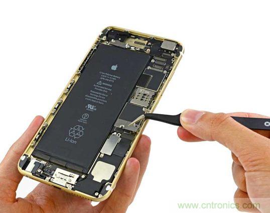 與iPhone 5S相比，電池尺寸更大，電池效率提高了16%。整部手機看起來就像一件藝術品，但看不到太多的內部構造。（來源：iFixit）