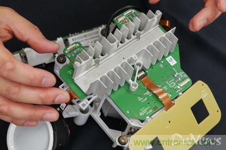 拆解筆記本不過癮，那就來拆拆日本情感機器人吧！