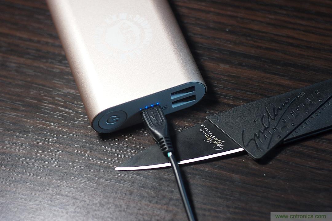 移動電源也玩雙引擎？快到你想象不到