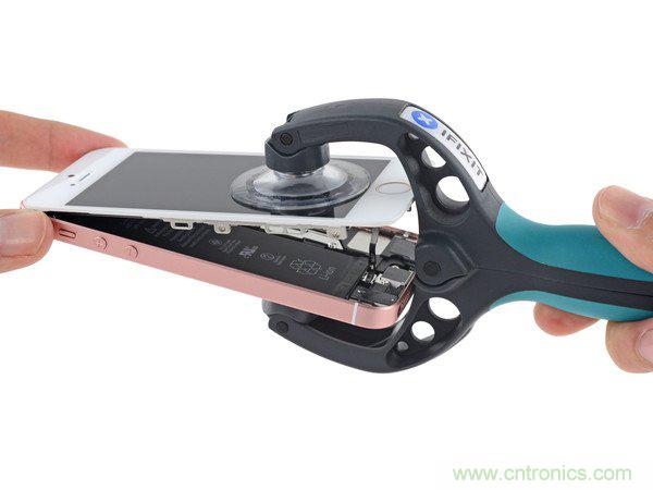 有什么地方沒有變？iPhone SE真機拆解