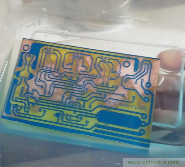 嘗試了四次PCB制作， 最后一發算是成功了