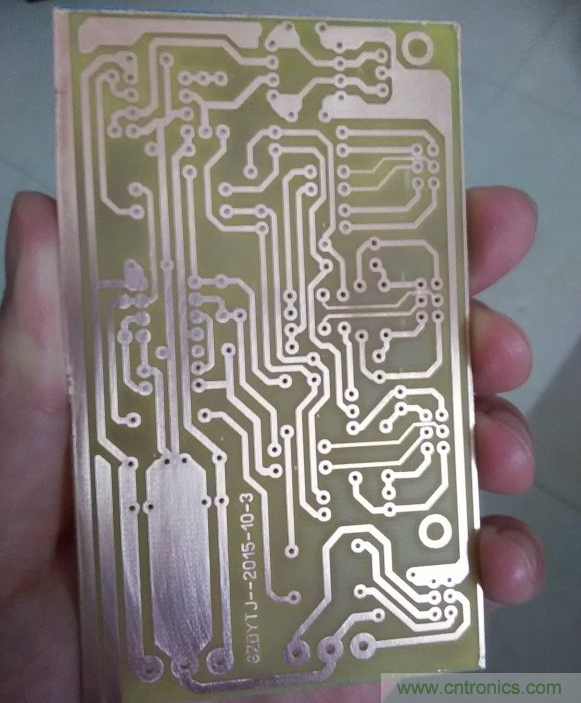 嘗試了四次PCB制作， 最后一發算是成功了