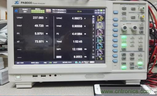 “瘋7”手機充電實測：為何沿用傳統充電模式？