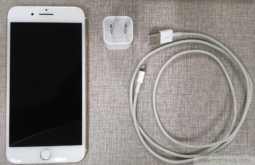“瘋7”手機充電實測：為何沿用傳統充電模式？