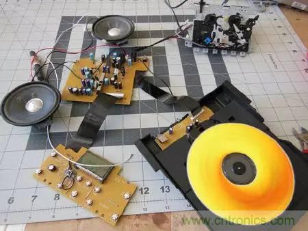 廢舊收音機如何變身成酷炫機器人？