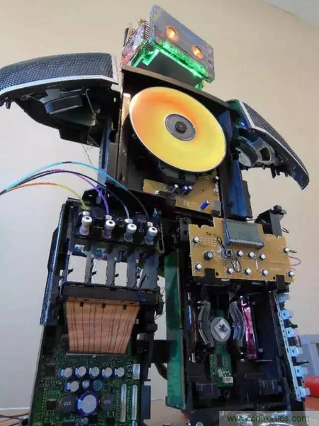 廢舊收音機如何變身成酷炫機器人？