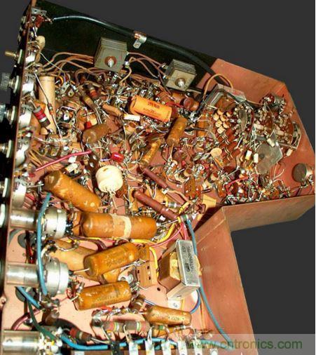 1948年Motorola的VT-71「Golden View」7吋電視機就是采用點對點接線。（圖片來源：Wikimedia/Westernelectric555）