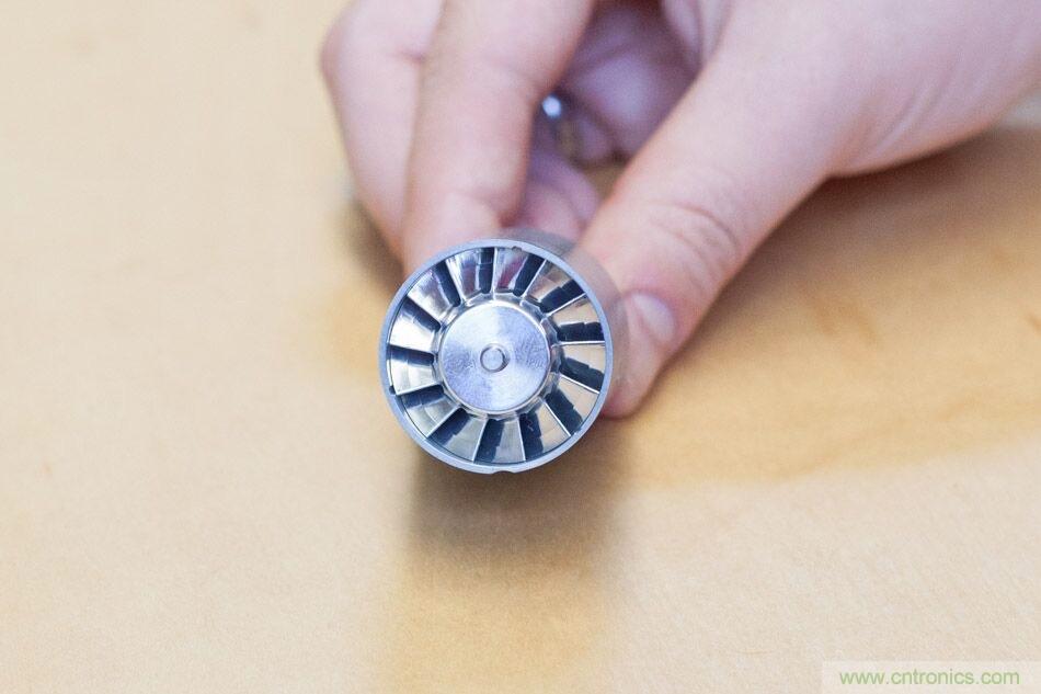 拆解戴森吹風機：近三千元的價格貴在哪？