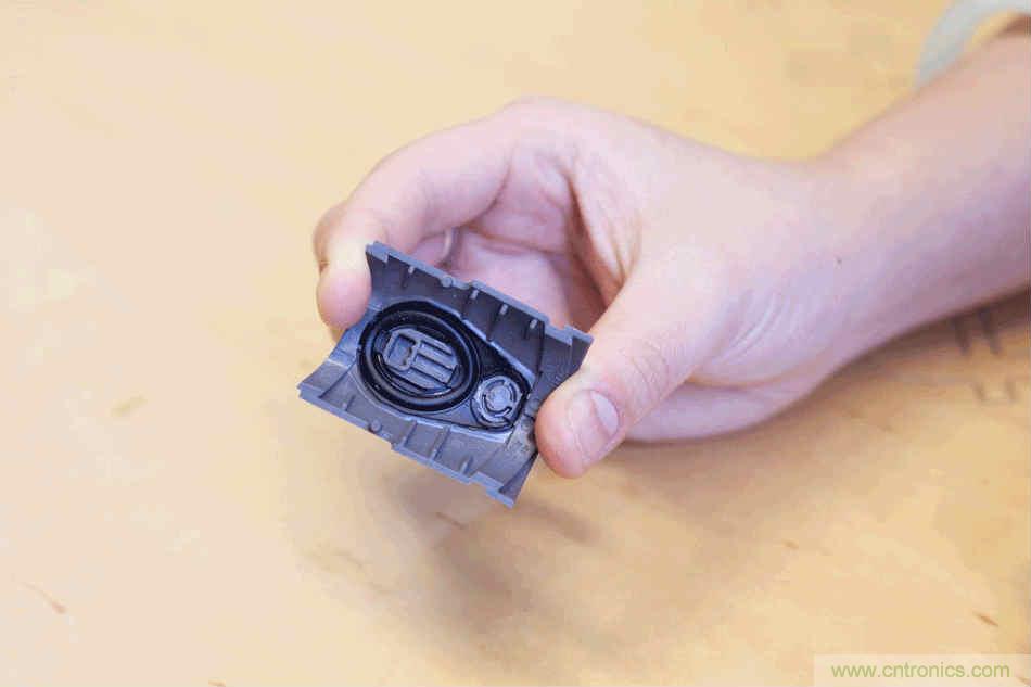 拆解戴森吹風機：近三千元的價格貴在哪？