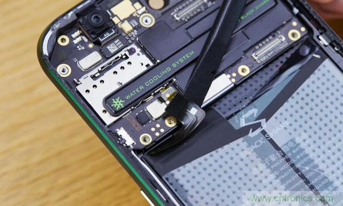 拆解黑鯊手機：多級直觸一體式液冷系統有什么門道？