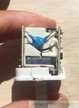 拆了個電容之后，我的iPhone也會自動訂房了
