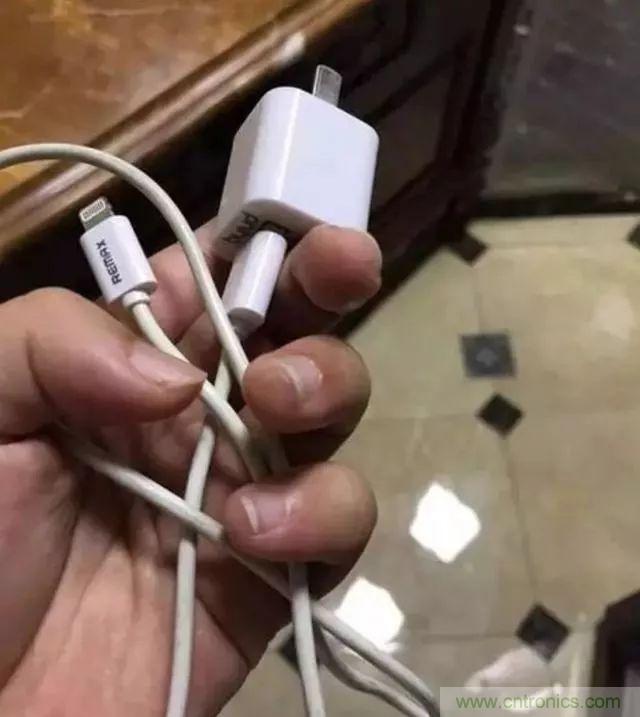 拆了個電容之后，我的iPhone也會自動訂房了