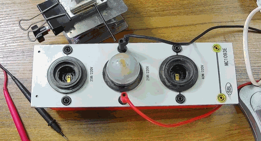 電燈泡內通有交流電，為什么看不到燈泡在閃爍？