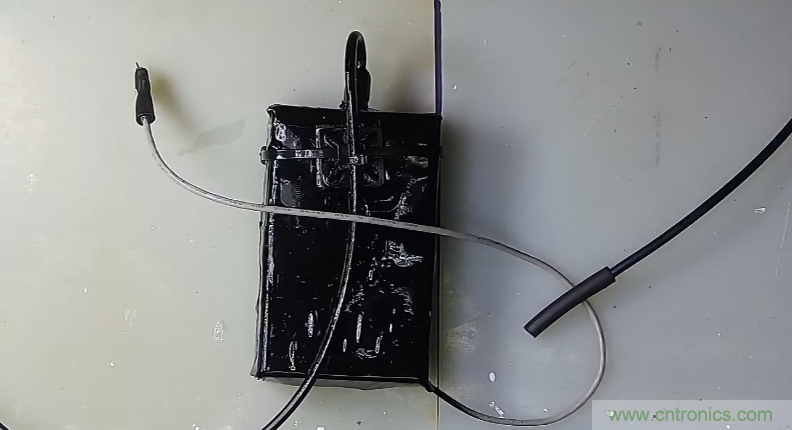電燈泡內通有交流電，為什么看不到燈泡在閃爍？