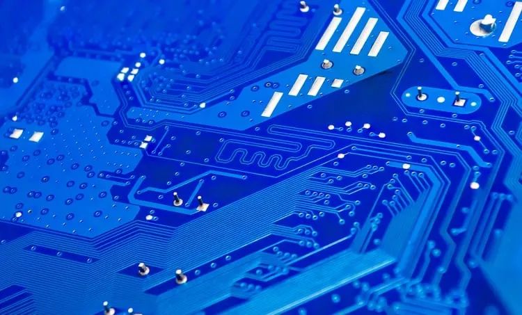 如何決定 PCB 中差分對的過孔阻抗？